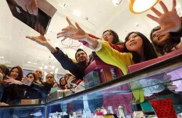 大鸡巴日女人在线播放中国人依然爱赴日旅游 消费已由爆买转向网购